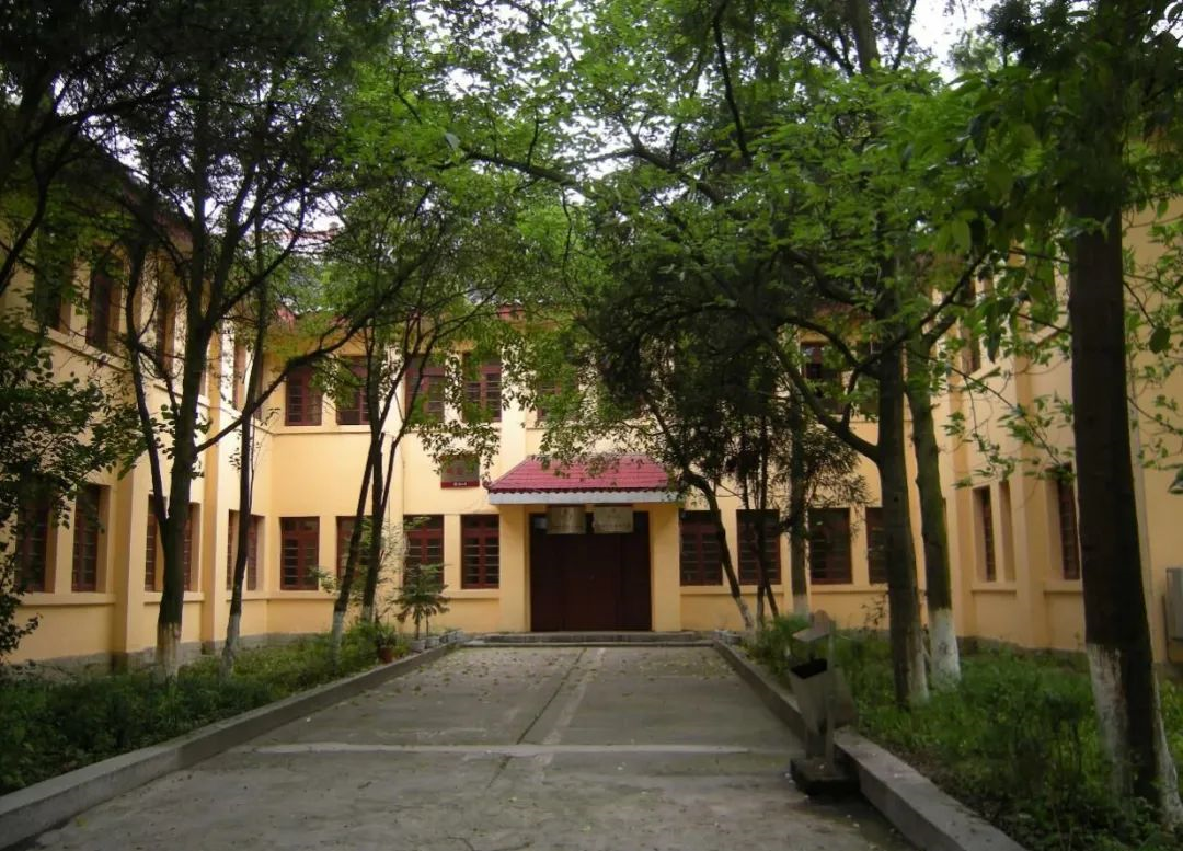 思贤楼 思贤楼位于贵州大学东校区博学路东侧,建于1953年,坐北向南