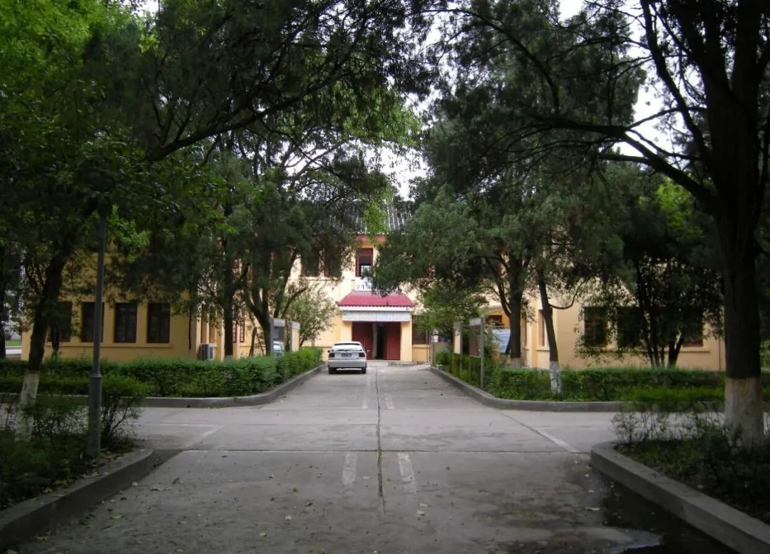 人文楼 人文楼位于贵州大学东校区践行路北侧,建于1957年,坐南向北